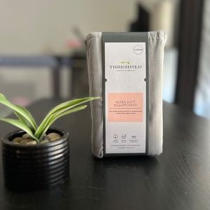 Threshold pillow case set